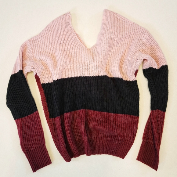 🕊️30% off 3!! Color Block Sweater with Twisted Back size Small - Picture 4 of 4